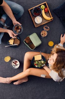 high_res_jpg-eating_healthy_with_team_family.jpg